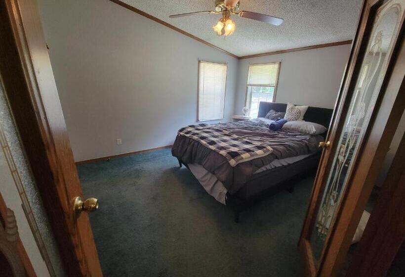 Camp Not Found 3 Queen Bedrooms By The Lake