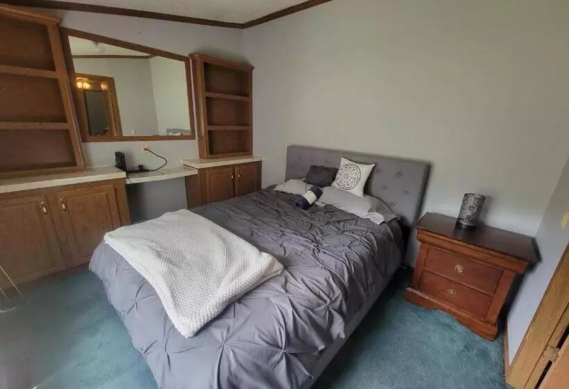 Camp Not Found   3 Queen Bedrooms By The Lake