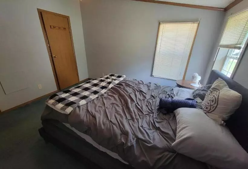 Camp Not Found   3 Queen Bedrooms By The Lake