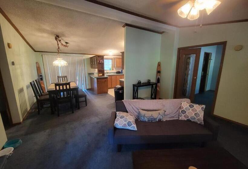 Camp Not Found 3 Queen Bedrooms By The Lake