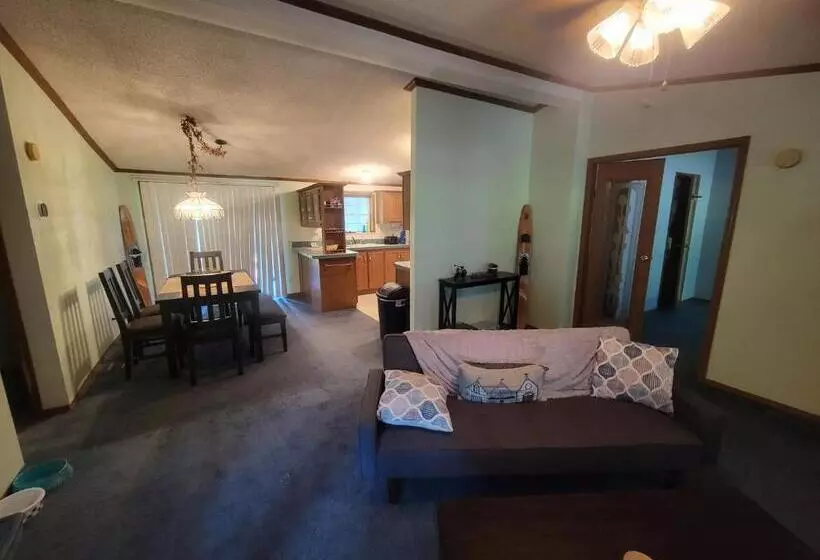 Camp Not Found   3 Queen Bedrooms By The Lake