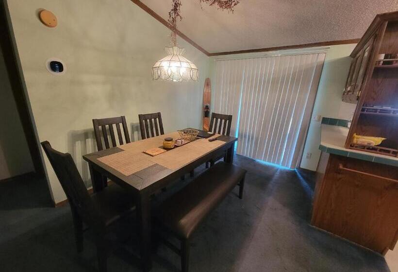 Camp Not Found 3 Queen Bedrooms By The Lake