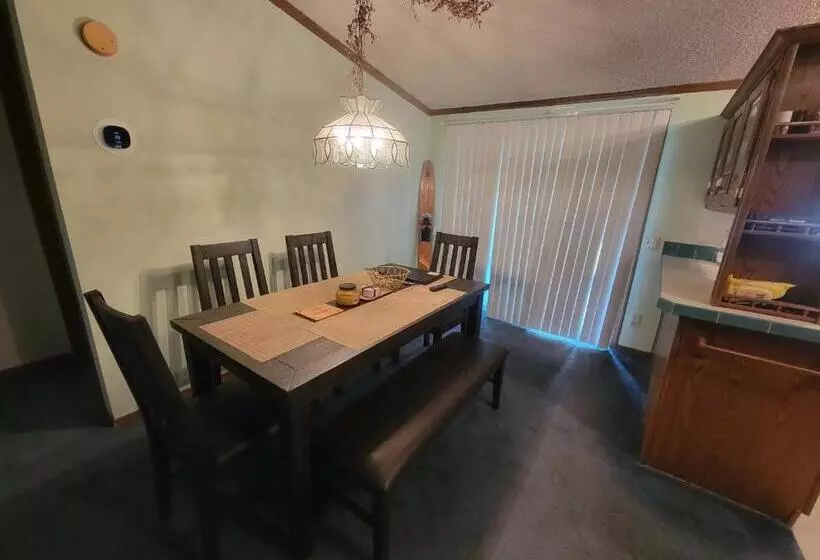 Camp Not Found   3 Queen Bedrooms By The Lake