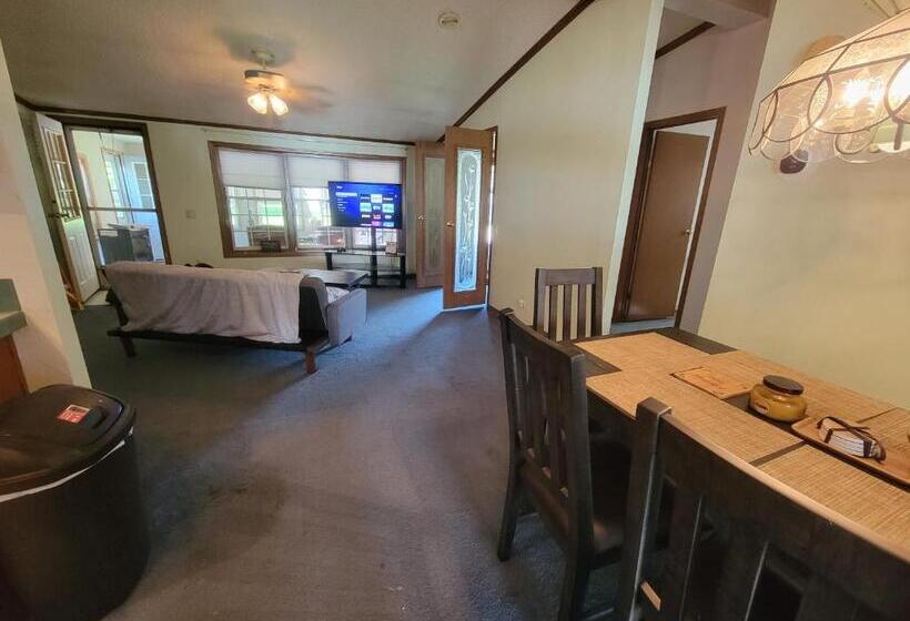 Camp Not Found 3 Queen Bedrooms By The Lake