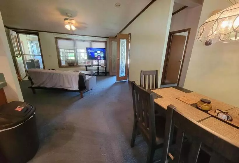 Camp Not Found   3 Queen Bedrooms By The Lake