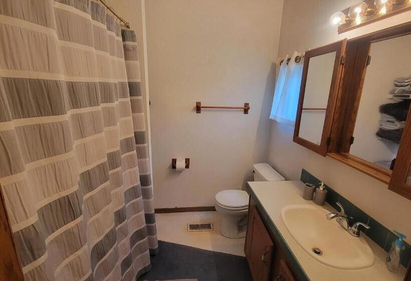 Camp Not Found 3 Queen Bedrooms By The Lake