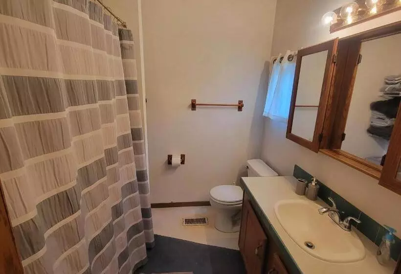 Camp Not Found   3 Queen Bedrooms By The Lake