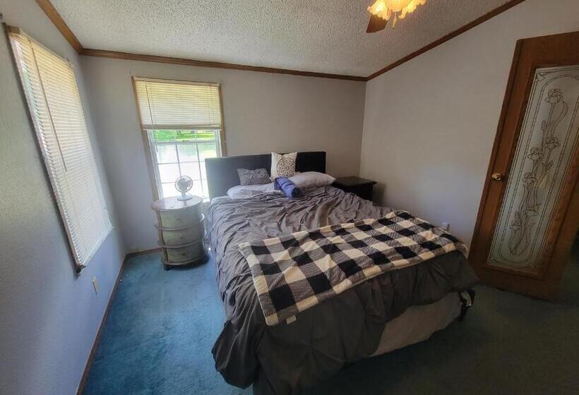 Camp Not Found 3 Queen Bedrooms By The Lake