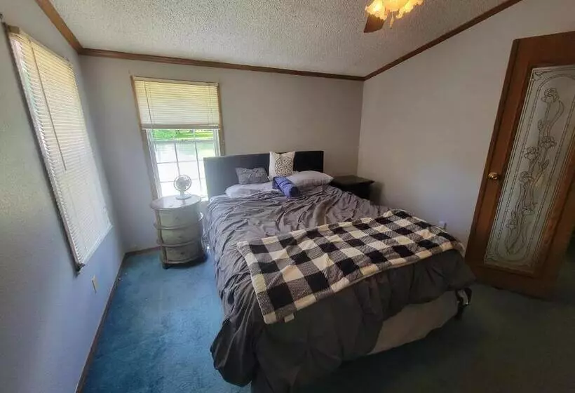 Camp Not Found   3 Queen Bedrooms By The Lake