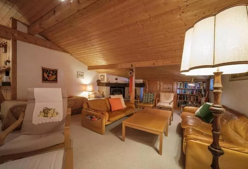 Casa Dschember, Wohnung 11, 1 6 Personen