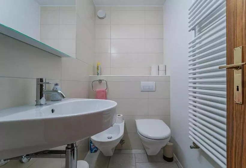 Casa Dschember, Wohnung 11, 1 6 Personen