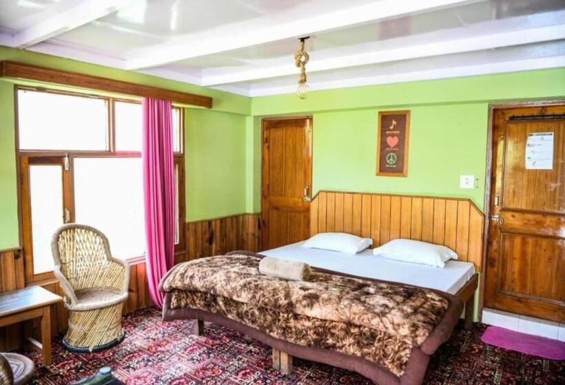 ユースホステル Yolo Backpackers   Manali