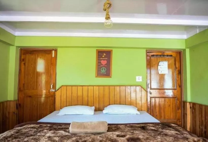 ユースホステル Yolo Backpackers   Manali