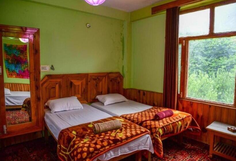 ユースホステル Yolo Backpackers   Manali