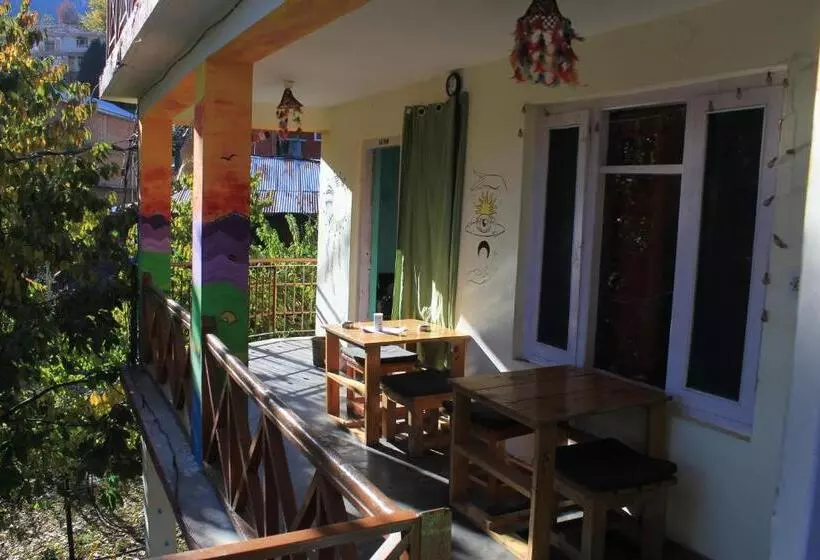 ユースホステル Yolo Backpackers   Manali