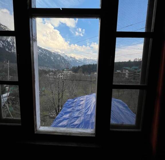 ユースホステル Yolo Backpackers   Manali