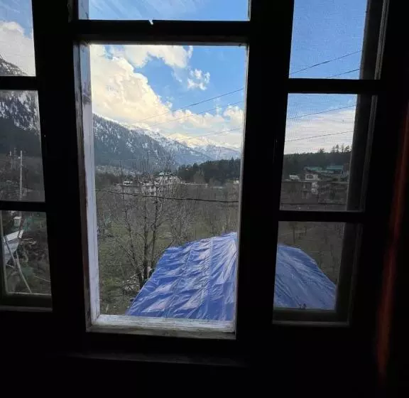 ユースホステル Yolo Backpackers   Manali