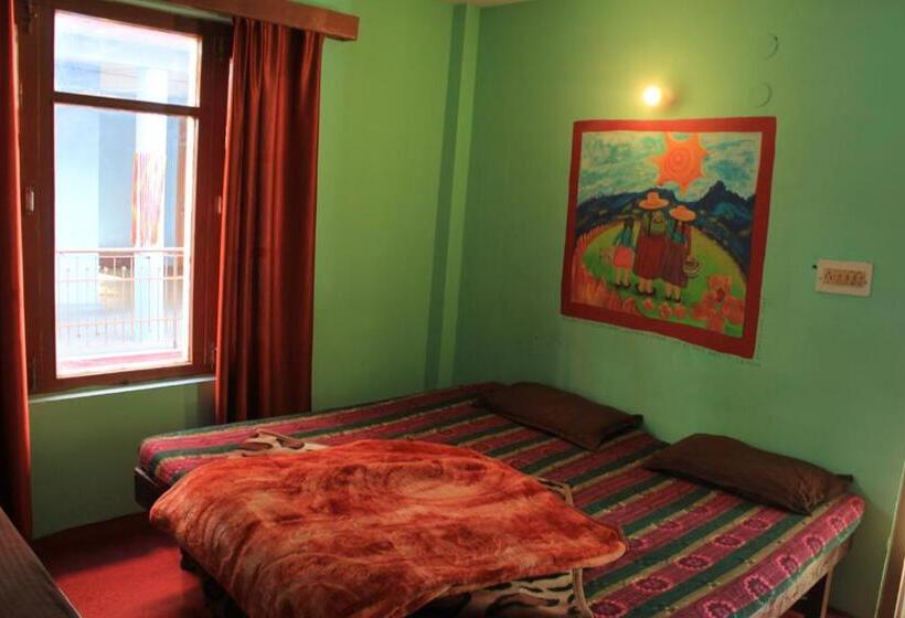 ユースホステル Yolo Backpackers   Manali
