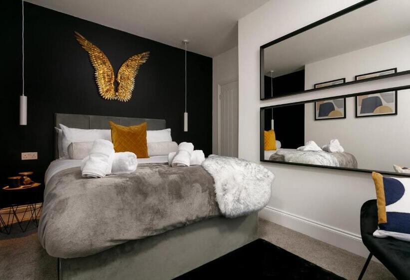 The Luxe Experience   Perfect Christmas Stay   Premium Central Plymouth House   Sleeps 8   Habita Pr