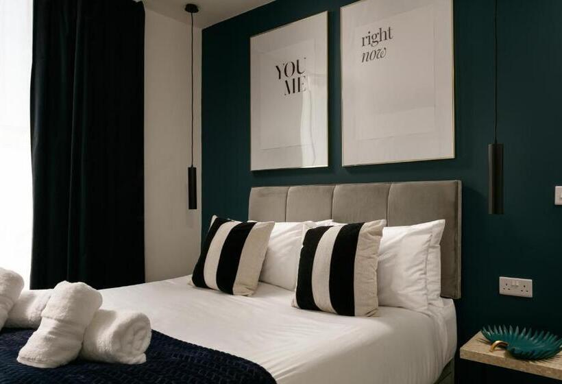 The Luxe Experience   Perfect Christmas Stay   Premium Central Plymouth House   Sleeps 8   Habita Pr