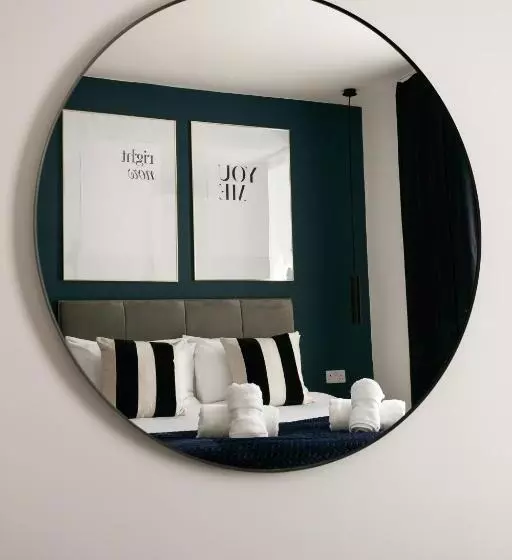 The Luxe Experience   Perfect Christmas Stay   Premium Central Plymouth House   Sleeps 8   Habita Pr