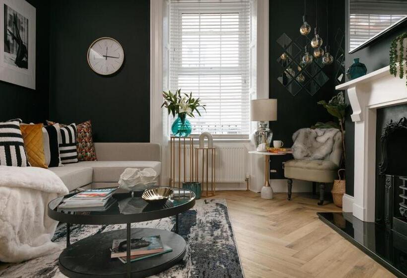 The Luxe Experience   Perfect Christmas Stay   Premium Central Plymouth House   Sleeps 8   Habita Pr