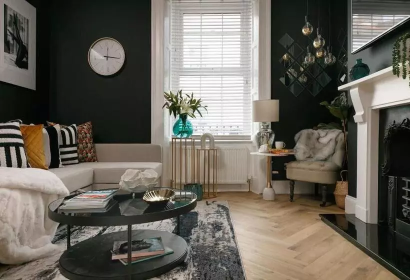 The Luxe Experience   Perfect Christmas Stay   Premium Central Plymouth House   Sleeps 8   Habita Pr