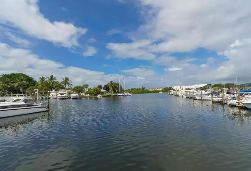 Heated Pool, Huge Tv, Waterfront Tiki Bar & Grill, Close To Beaches