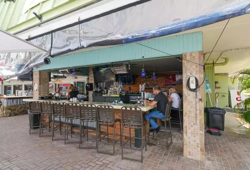 Heated Pool, Huge Tv, Waterfront Tiki Bar & Grill, Close To Beaches