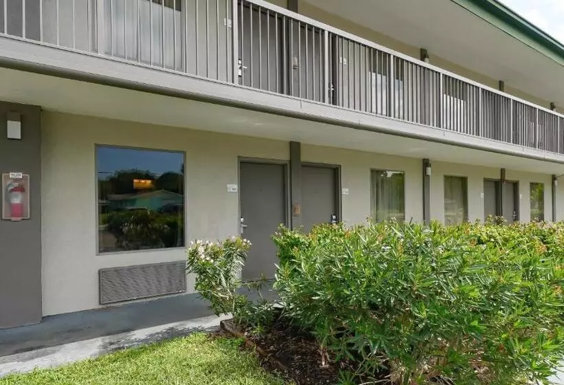 Heated Pool, Huge Tv, Waterfront Tiki Bar & Grill, Close To Beaches