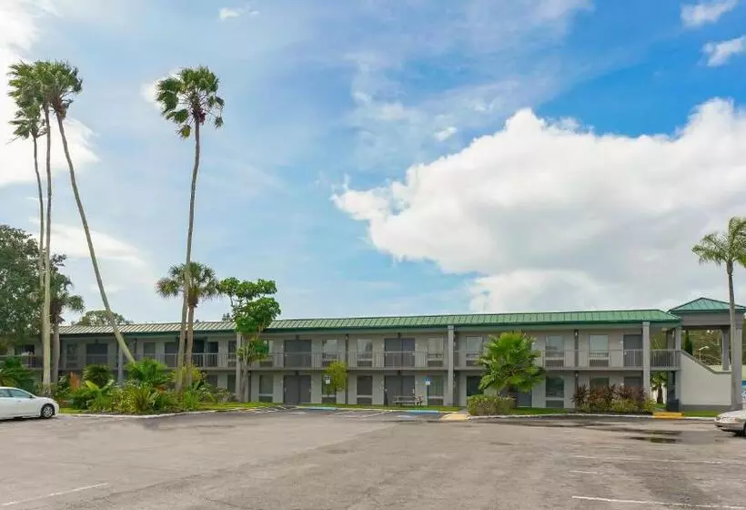 Heated Pool, Huge Tv, Waterfront Tiki Bar & Grill, Close To Beaches