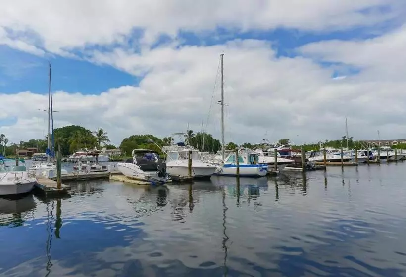 Heated Pool, Huge Tv, Waterfront Tiki Bar & Grill, Close To Beaches