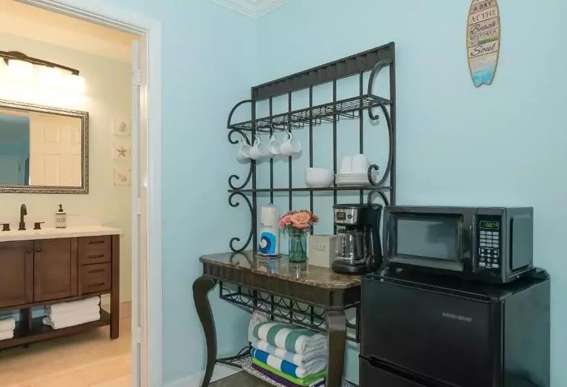 Heated Pool, Huge Tv, Waterfront Tiki Bar & Grill, Close To Beaches