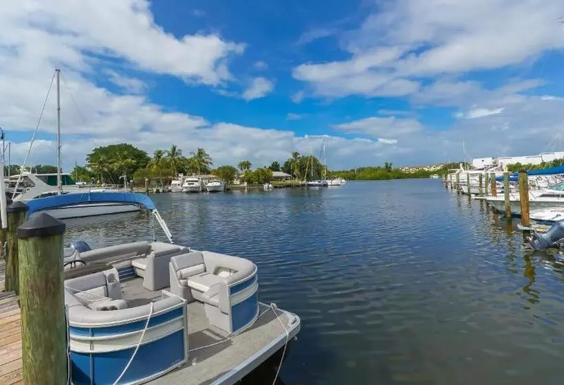 Heated Pool, Huge Tv, Waterfront Tiki Bar & Grill, Close To Beaches