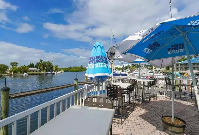 Heated Pool, Huge Tv, Waterfront Tiki Bar & Grill, Close To Beaches