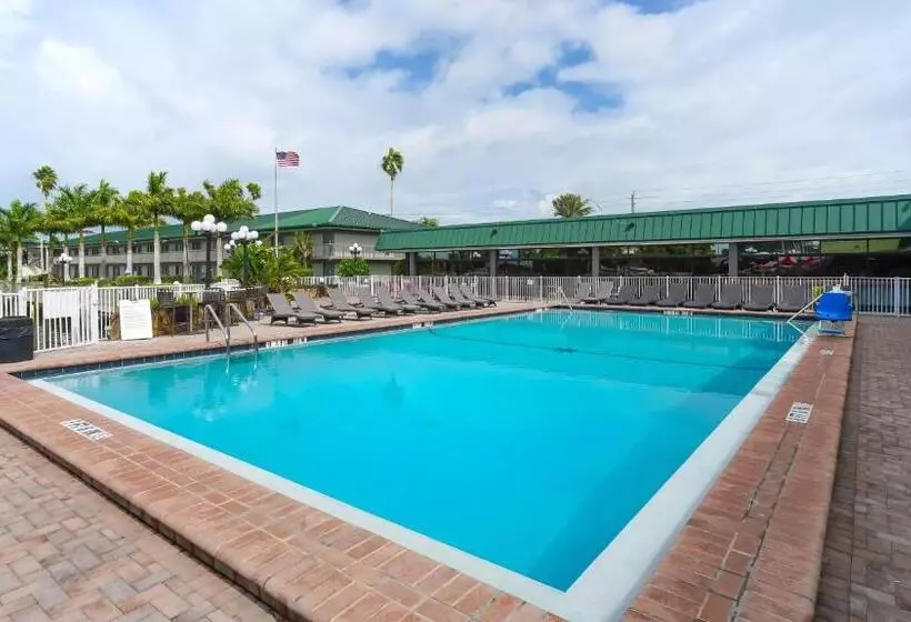 Heated Pool, Huge Tv, Waterfront Tiki Bar & Grill, Close To Beaches