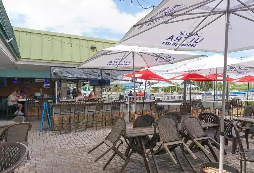 Heated Pool, Huge Tv, Waterfront Tiki Bar & Grill, Close To Beaches