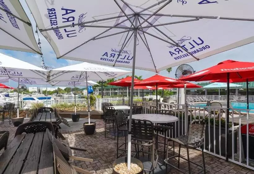 Heated Pool, Huge Tv, Waterfront Tiki Bar & Grill, Close To Beaches