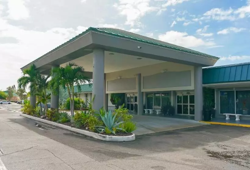 Heated Pool, Huge Tv, Waterfront Tiki Bar & Grill, Close To Beaches