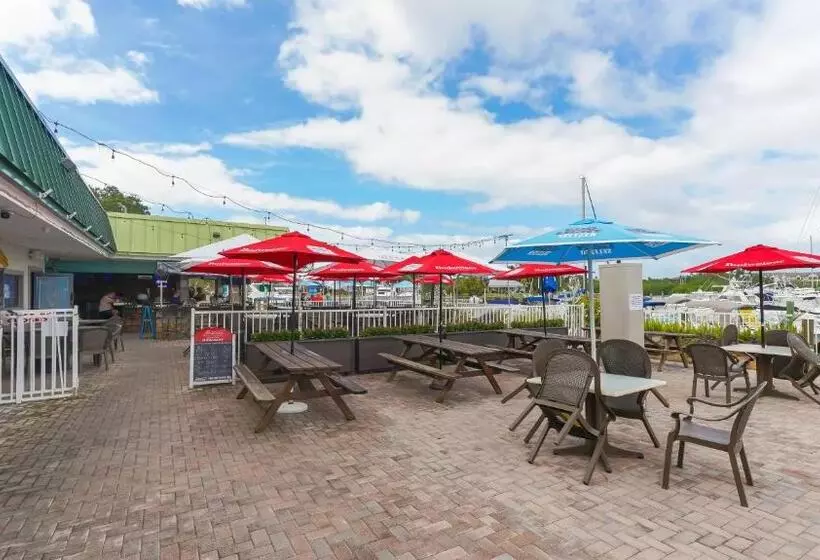 Heated Pool, Huge Tv, Waterfront Tiki Bar & Grill, Close To Beaches