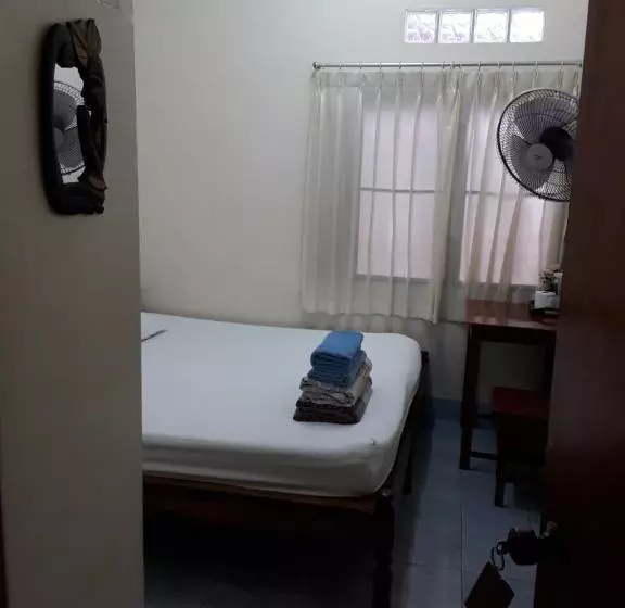 پانسیون Vitoonguesthouse2fanrooms & Aircondition