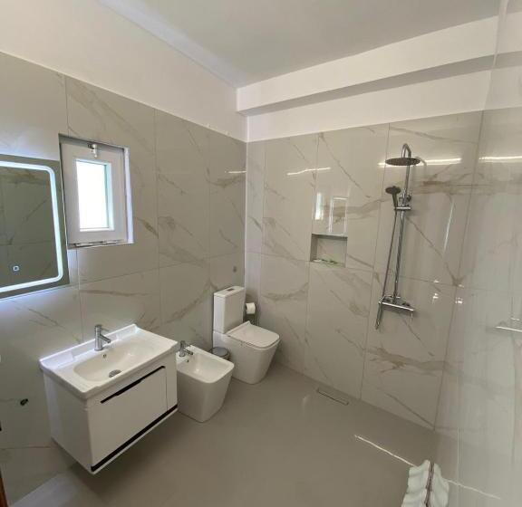 בית מלון כפרי Kaloshi