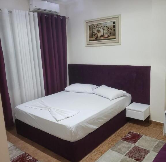 בית מלון כפרי Kaloshi