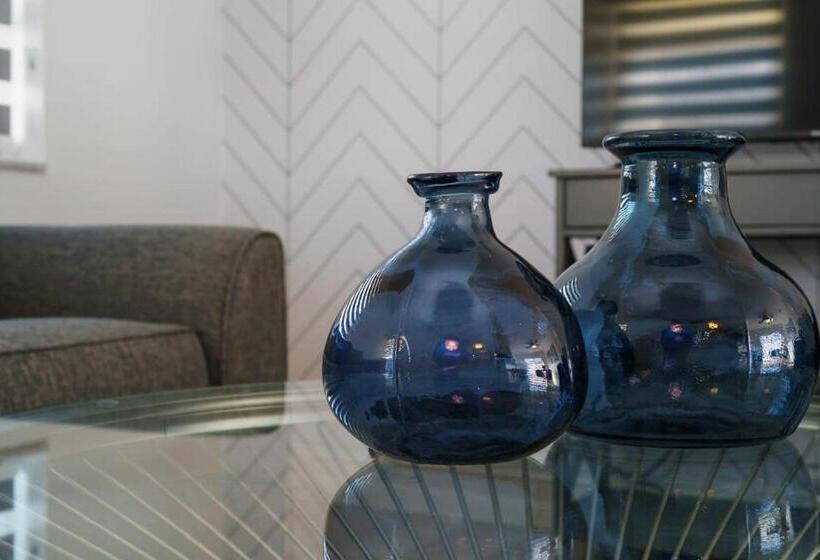 Blue Door Duplex Renovated Parking And Designed