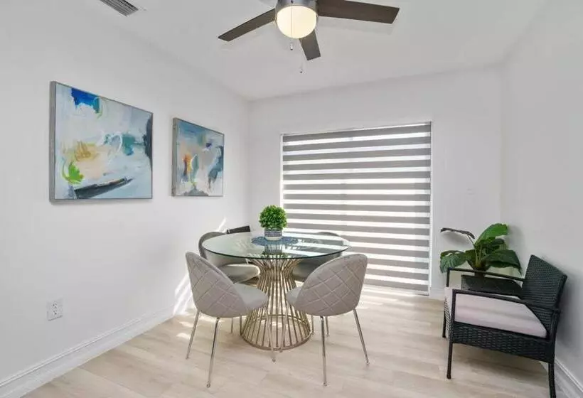 Blue Door Duplex Renovated Parking And Designed