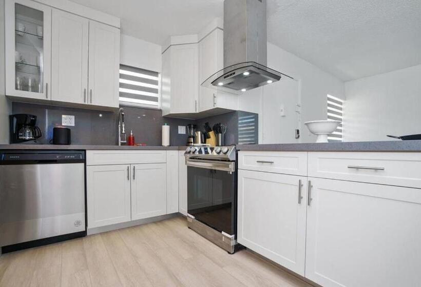 Blue Door Duplex Renovated Parking And Designed