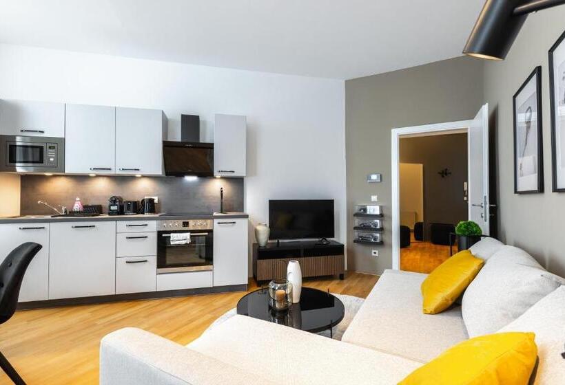 Trendy Apt With   Smart Tv, Coffee Machine In Meidling