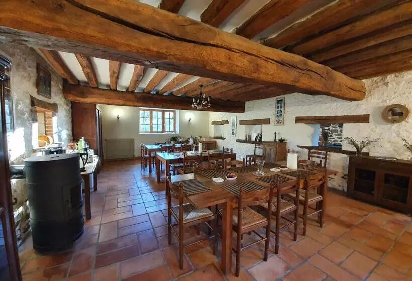 Aamiaismajoitus (B&B) Ferme équestre & Chambres D Hôtes Gateau Stables Proche Guédelon