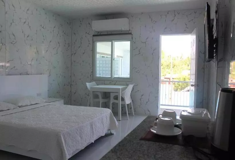 Hotelli Sena Gladyz Suites