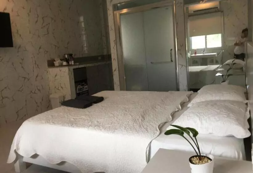 Hotelli Sena Gladyz Suites